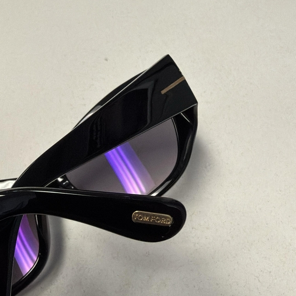 NWT, TOM FORD FT1065, Woman's Sunglasses, Size : 55X0X0 - Picture 7 of 9